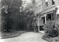 86343 Gezicht op een deel van de veranda achter het huis Nieuwegracht 187 (hoogleraarswoning), vanuit de Hortus ...